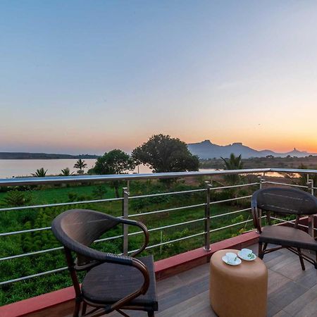 Luna Villa By Stayvista - Lakeside Charm With Terrace, Lush Lawn & Modern Decor 나식 외부 사진