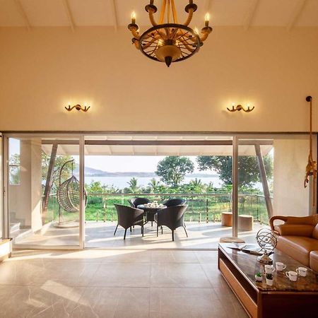 Luna Villa By Stayvista - Lakeside Charm With Terrace, Lush Lawn & Modern Decor 나식 외부 사진