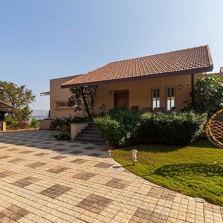 Luna Villa By Stayvista - Lakeside Charm With Terrace, Lush Lawn & Modern Decor 나식 외부 사진