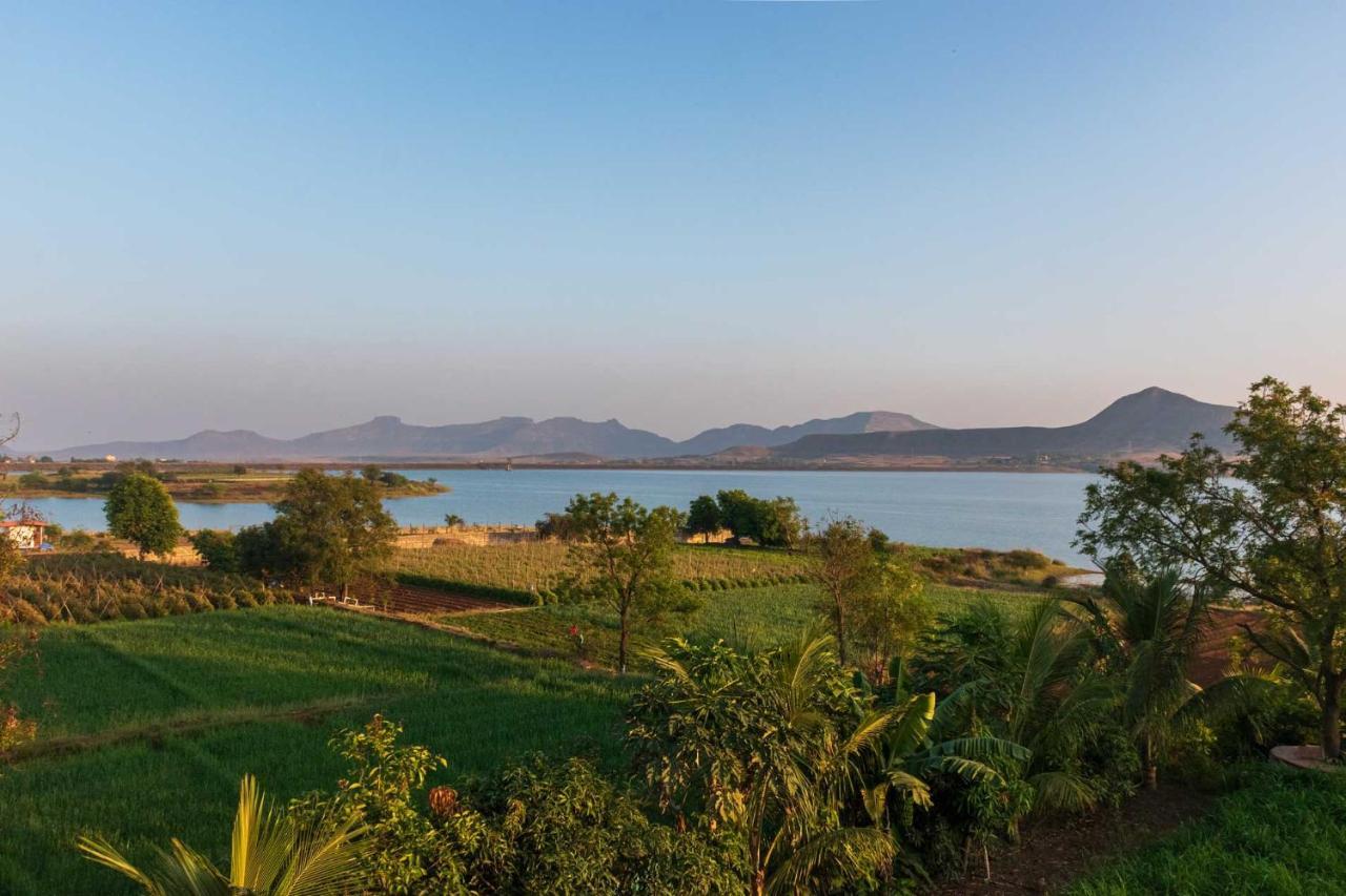 Luna Villa By Stayvista - Lakeside Charm With Terrace, Lush Lawn & Modern Decor 나식 외부 사진