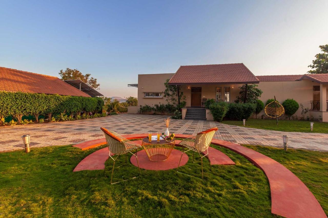 Luna Villa By Stayvista - Lakeside Charm With Terrace, Lush Lawn & Modern Decor 나식 외부 사진
