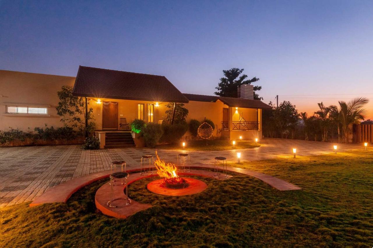 Luna Villa By Stayvista - Lakeside Charm With Terrace, Lush Lawn & Modern Decor 나식 외부 사진