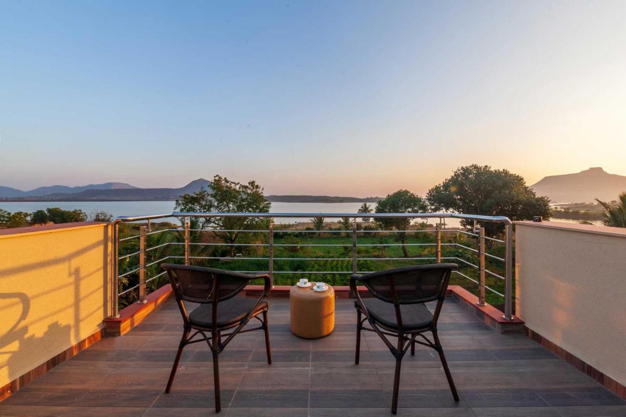 Luna Villa By Stayvista - Lakeside Charm With Terrace, Lush Lawn & Modern Decor 나식 외부 사진
