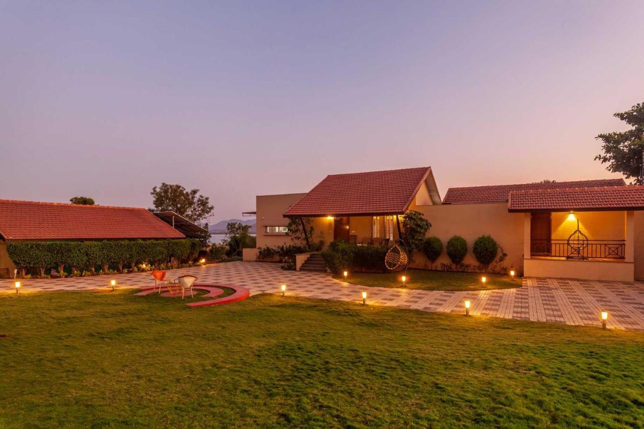 Luna Villa By Stayvista - Lakeside Charm With Terrace, Lush Lawn & Modern Decor 나식 외부 사진