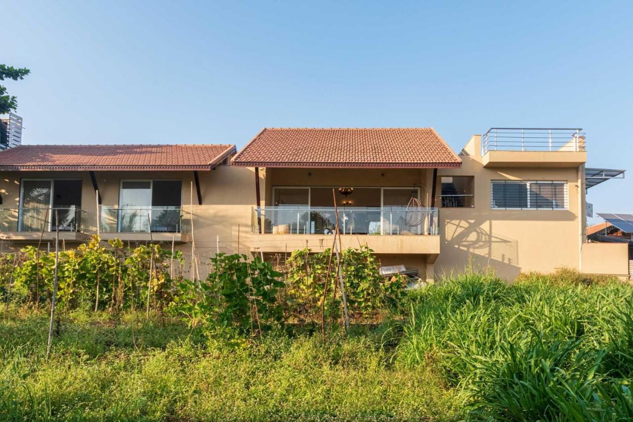 Luna Villa By Stayvista - Lakeside Charm With Terrace, Lush Lawn & Modern Decor 나식 외부 사진