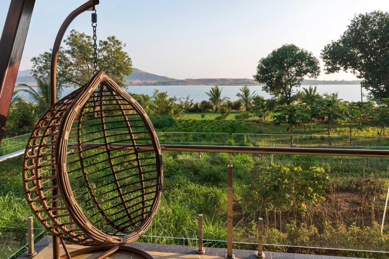 Luna Villa By Stayvista - Lakeside Charm With Terrace, Lush Lawn & Modern Decor 나식 외부 사진