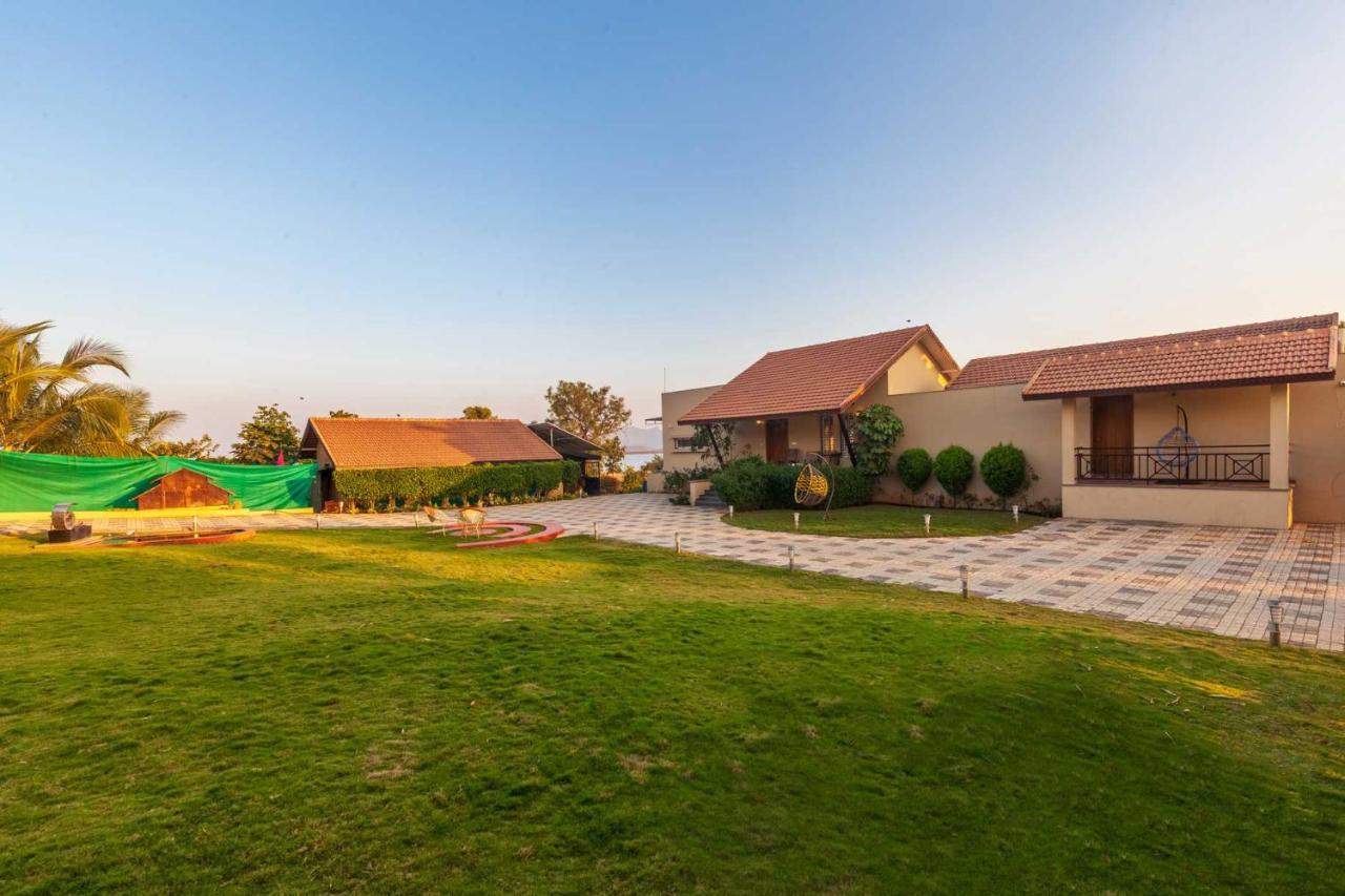 Luna Villa By Stayvista - Lakeside Charm With Terrace, Lush Lawn & Modern Decor 나식 외부 사진