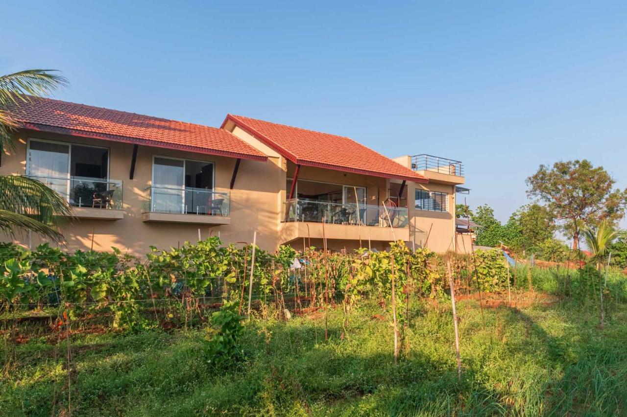Luna Villa By Stayvista - Lakeside Charm With Terrace, Lush Lawn & Modern Decor 나식 외부 사진
