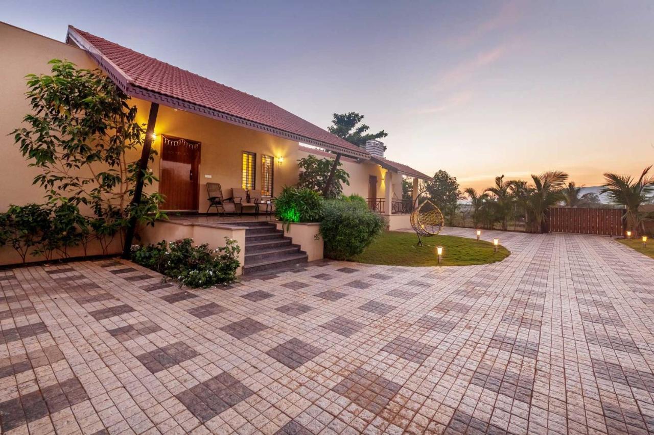 Luna Villa By Stayvista - Lakeside Charm With Terrace, Lush Lawn & Modern Decor 나식 외부 사진