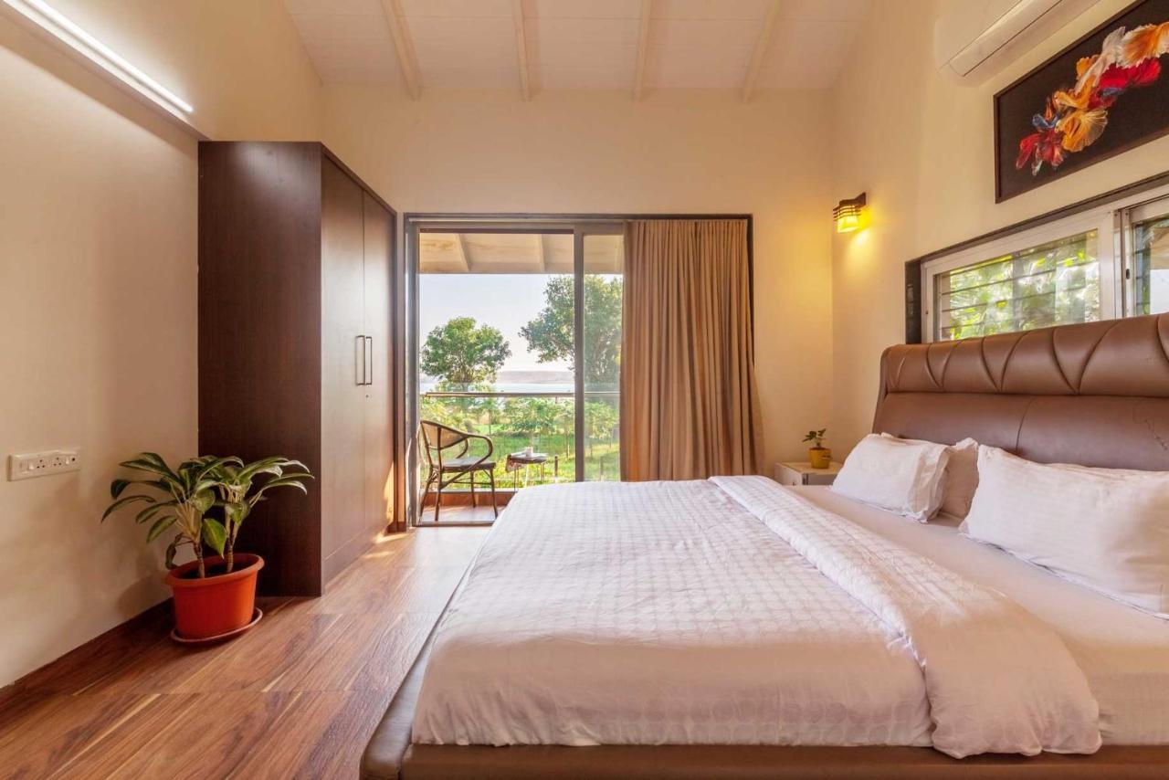 Luna Villa By Stayvista - Lakeside Charm With Terrace, Lush Lawn & Modern Decor 나식 외부 사진