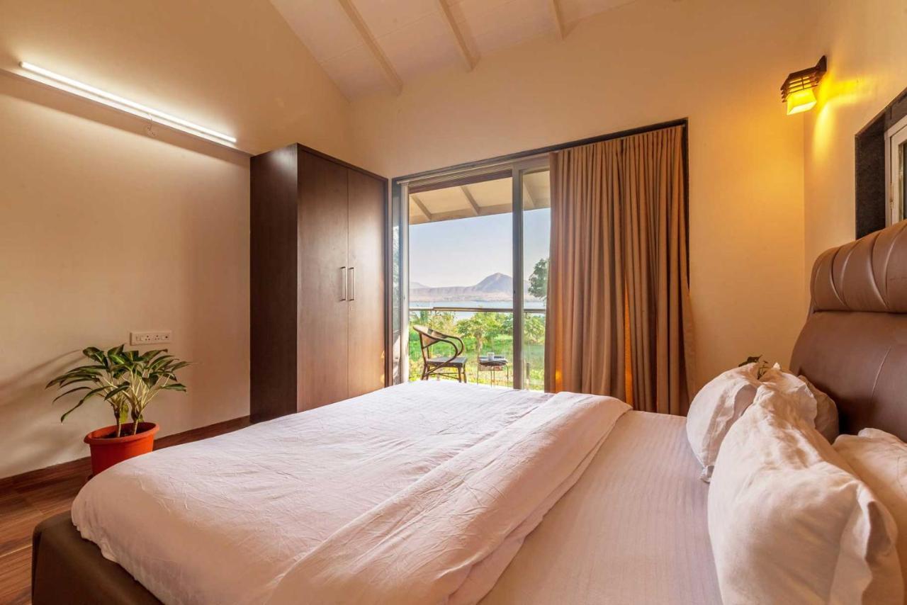 Luna Villa By Stayvista - Lakeside Charm With Terrace, Lush Lawn & Modern Decor 나식 외부 사진
