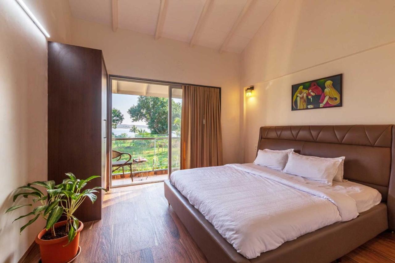 Luna Villa By Stayvista - Lakeside Charm With Terrace, Lush Lawn & Modern Decor 나식 외부 사진