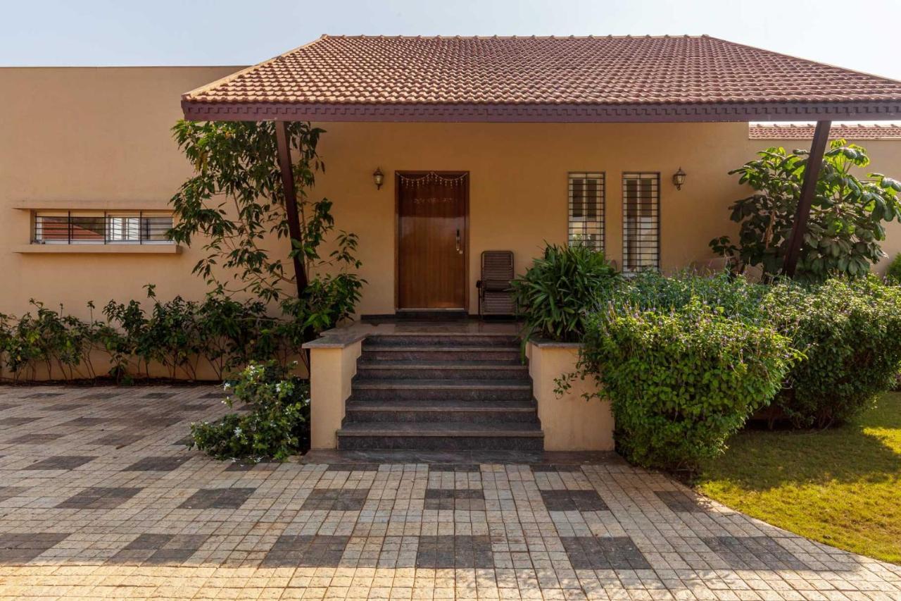 Luna Villa By Stayvista - Lakeside Charm With Terrace, Lush Lawn & Modern Decor 나식 외부 사진